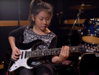 La niña Li-Sa-X, de 11 años, y Marty Friedman comparan su técnica de púa