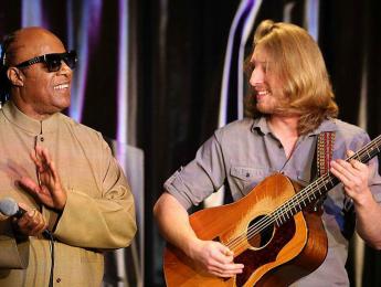 Stevie Wonder sorprende a un guitarrista subiéndose a cantar “Superstition” con él