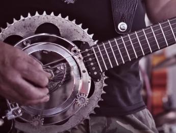 Se hace una guitarra con piezas de una Harley Davidson