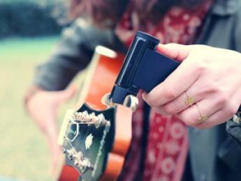 Roadie 2, un dispositivo motorizado que afina la guitarra por ti