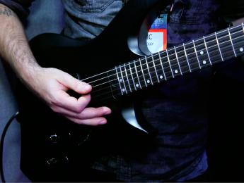 Stevic MacKay muestra la Line 6 Variax Shuriken
