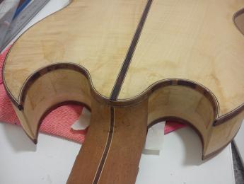 Construcción de una guitarra española con forma de Gibson SG