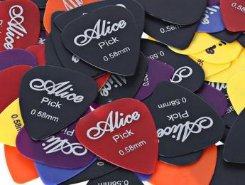 ¿Cómo se inventó la púa de guitarra?