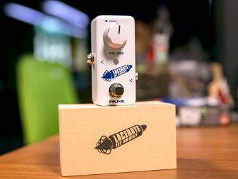 Nux Atlantic y Lacerate Fet Boost, un pedal de delay y reverb combinados y un booster