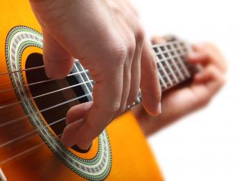Aprender a tocar la guitarra: ¿cómo empezar?