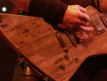 Una guitarra para James Hetfield hecha con la madera del garaje donde ensayaba Metallica