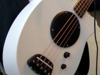 P.A.Bass de Sbip Instruments, un bajo acústico con amplificador y altavoz incorporado