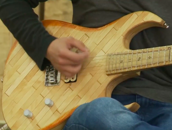 Diga ¡Ahh! Una guitarra hecha con 1.300 depresores de lengua como los que usan los médicos