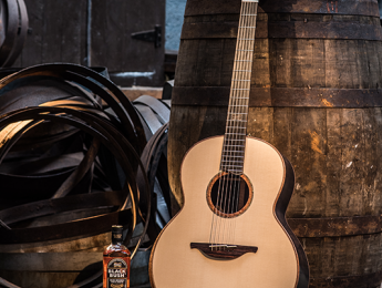Lowden Black Bush Edition, una acústica con madera y cobre de las destilerías Bushmills
