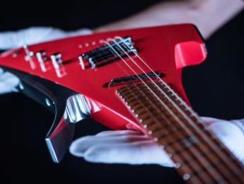 Lava Ultraviolet Aluminium Drop X, una guitarra ergonómica con cuerpo y mástil de una pieza