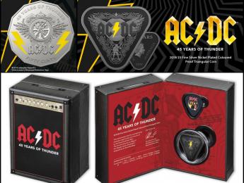 Celebran el 45 aniversario de AC/DC con monedas sometidas a descargas de rayos y con forma de púa