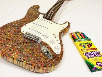El cuerpo de esta Stratocaster está hecho con 1.200 lápices de colores