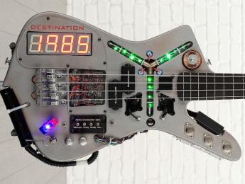 Este bajo estilo DeLorean te llevará de regreso al futuro si consigues conectarlo a 1.21 Gigavatios