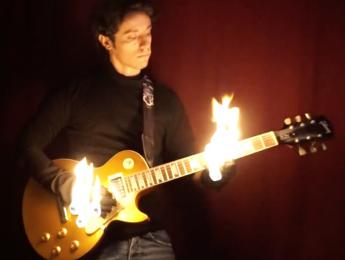 Pegarle fuego a la guitarra está muy visto ¿Qué tal tocar un solo con las manos en llamas?