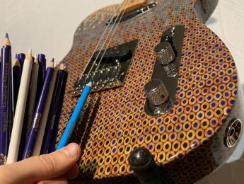 Otra guitarra hecha con 1.200 lápices de colores, esta vez estilo Telecaster