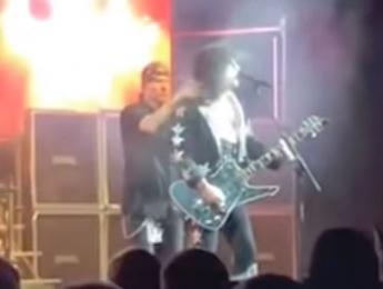 Tiene el pelo en llamas, pero este imitador de Kiss sigue tocando la guitarra y cantando