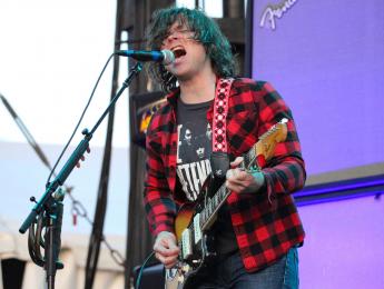Varias marcas de equipo rompen relaciones con Ryan Adams después de las acusaciones de abusos