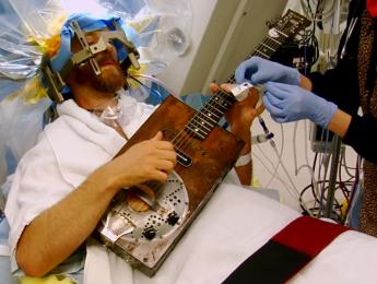 Tocar un instrumento mientras te operan el cerebro