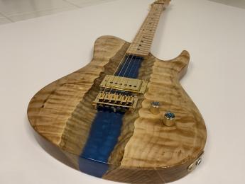 Esta guitarra tiene un río de resina epoxi atravesando el cuerpo de arce
