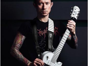 Matt Heafy de Trivium tiene una nueva correa doble ergonómica para la guitarra ¿La usarías?