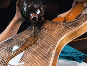 ¿Existen las guitarras impermeables? Revestimientos hidrófugos e instrumentos musicales