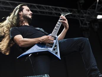El guitarrista de Gojira se quema la cara en un concierto y sigue tocando