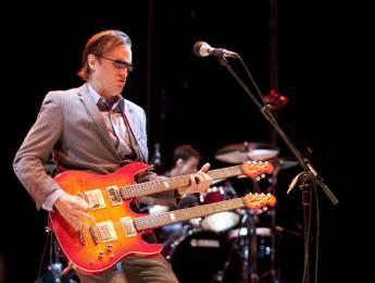 Joe Bonamassa, en contra de los in-ear y a favor de poner el ampli bien fuerte