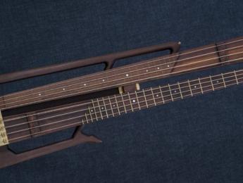Nordic Guitars Rotator, un bajo con doble mástil giratorio con trastes y fretless