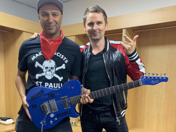 Matt Bellamy de Muse compra Manson Guitar Works y le regala una guitarra a Tom Morello