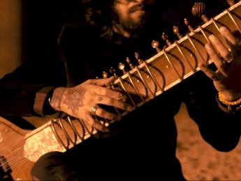 El músico Rishabh Seen tocando tapping con sitar en el álbum de debut de Sitar Metal
