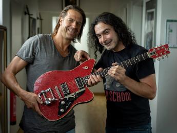 Duesenberg con acabado estilo piel de serpiente para Sascha Paeth de Avantasia