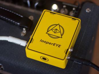 Este looper reemplaza los controles físicos por una cámara que registra el movimiento del pie
