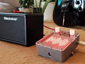 Un pedal de guitarra Arduino que analiza la señal y crea efectos visuales en su pantalla