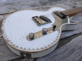 Paoletti Richard Fortus, madera de castaño y cuero blanco para el guitarrista de Guns N' Roses