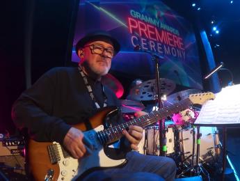 Así ven el guitarrista Tim Pierce y la orquesta la ceremonia de los Grammy desde el escenario