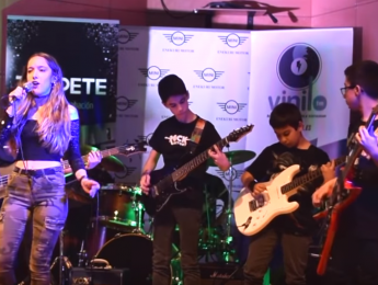 Bajo los focos: los jóvenes talentos de una escuela de rock