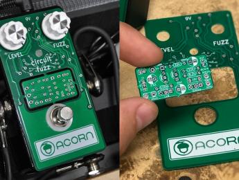 Este pedal de fuzz 2-en-1 incluye la PCB extraíble de un Boost en el panel superior