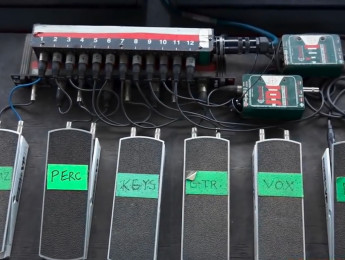 El guitarrista Jimmy Herring controla su mezcla de monitores con 6 pedales de volumen
