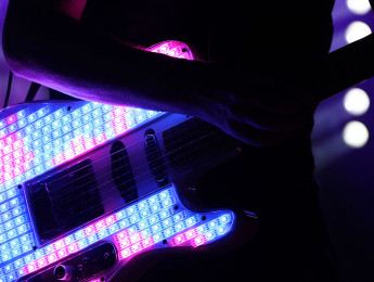 La tapa de esta Telecaster es una pantalla led sincronizada con la música del grupo