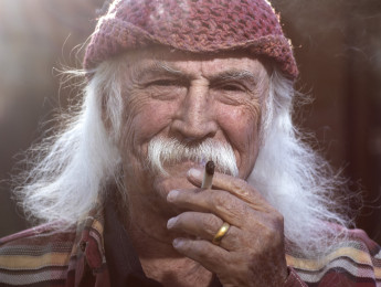 David Crosby podría "no volver a tocar nunca la guitarra"
