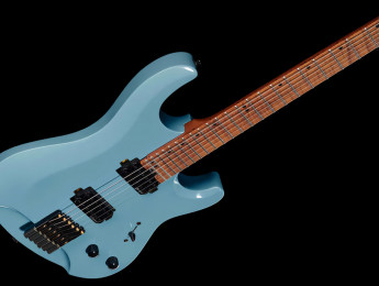 Harley Benton actualiza el modelo Dullahan Headless con un mástil de arce tostado