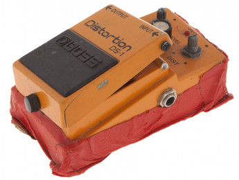 Un pedal Boss DS-1 destrozado que Kurt Cobain arrojó al público, subastado por 9.000 dólares