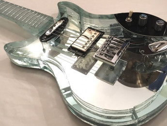 Este luthier hace guitarras con cuerpo y mástil de auténtico cristal