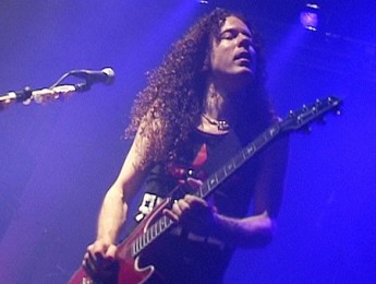 Marty Friedman venderá parte de su equipo y donará los beneficios a Japón
