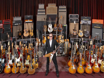 Joe Bonamassa muestra algunos de los tesoros Gibson y Fender que colecciona en Nerdville East