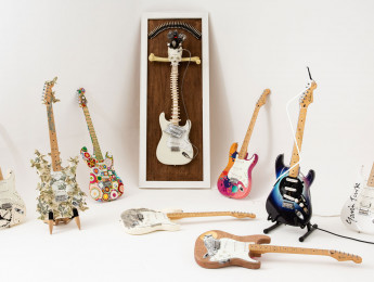 Stratocasters modificadas por artistas serán subastadas con fines solidarios