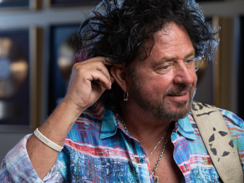 Steve Lukather reconoce que usa audífonos para combatir sus problemas de audición