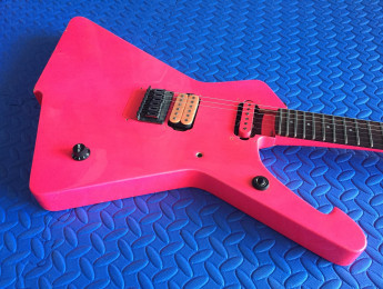 La Ibanez "Ice-stroyer" fucsia 1987 de Paul Gilbert, en venta para ayudar a Juan Alderete