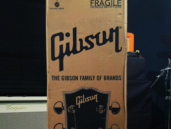 ¿Serías capaz de tener una Gibson Custom Shop nueva y no abrir la caja en 10 años? Jim Root sí
