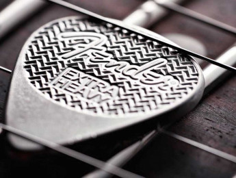 Una púa y una moneda de plata para conmemorar el 75 aniversario de Fender